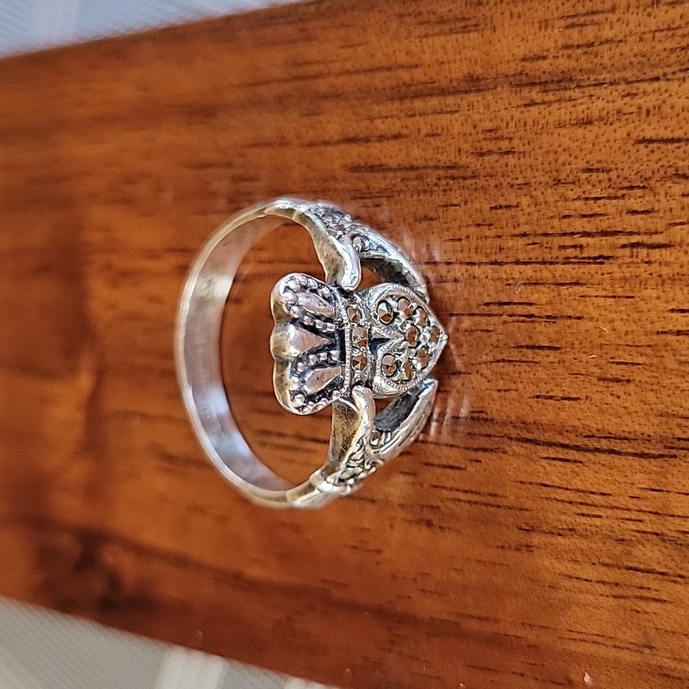 Sterling Silver Vintage IrIsh Made Cladaugh Women's Ring - SIze 8